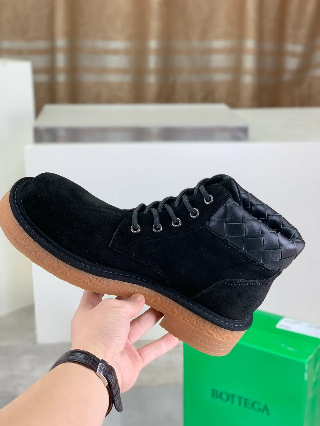 Men's men's shoes 💰P740 New model 💰 Top quality (beef tendon outsole series) 💎💎💎 BOTTEGA VENETA official website synchronizes the latest model, top version of the market's highest version of BV business leather shoes, accept material comparison, shoe type comparison, process comparison, practical and texture, versatile, suitable for any occasion, the more you look at it, the more flavorful it becomes. Pure hand-woven craftsmanship - upper material, imported original hand-woven calfskin - high-quality water-dyed sheepskin lining - original private model customized beef tendon outsole -Size: female 35-39 (34 40 customized) male 39-44 (38 45 customized) Comes with original BV green box, complete packaging.